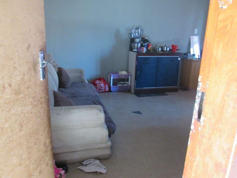 BEAUTIFUL ONE AND HALF [1.5 ] BEDROOM APARTMENT FOR SALE IN PRETORIA WEST BARGAIN - Photo 3