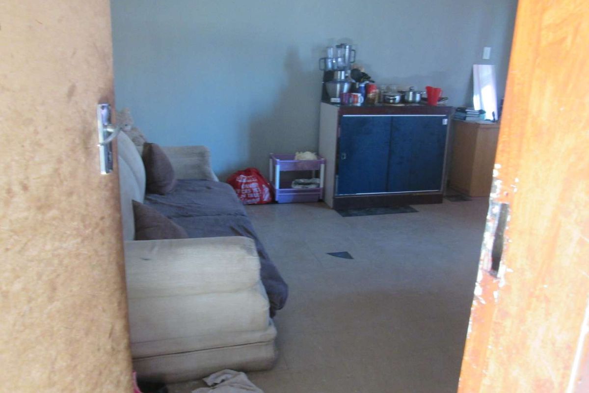 BEAUTIFUL ONE AND HALF [1.5 ] BEDROOM APARTMENT FOR SALE IN PRETORIA WEST BARGAIN - Photo 3