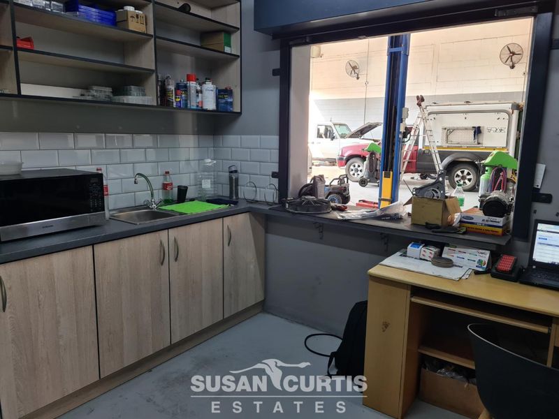 Well-Located Workshop - Photo 4