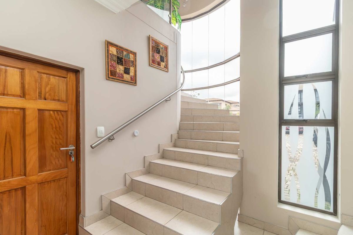 Elevated Golf Estate Living - Photo 5
