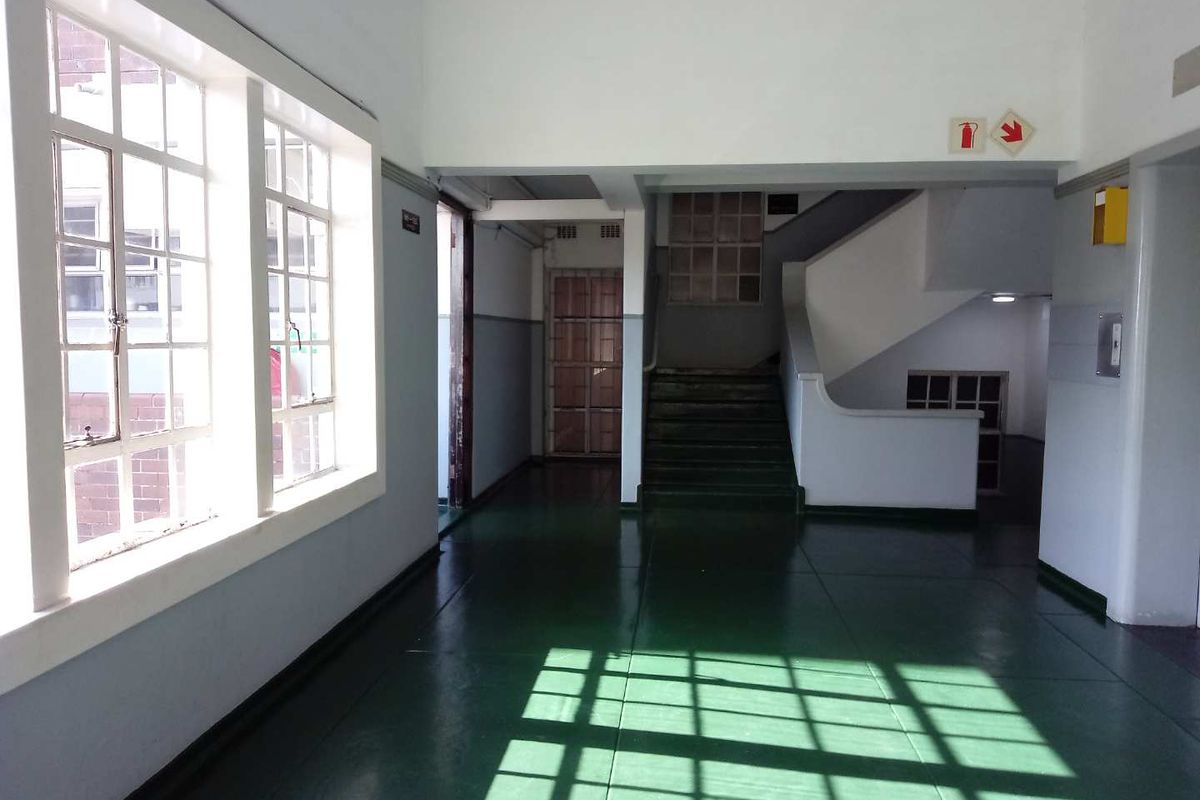 2.5 Bedroom flat in The Gables on Victoria Embankment! - Photo 2