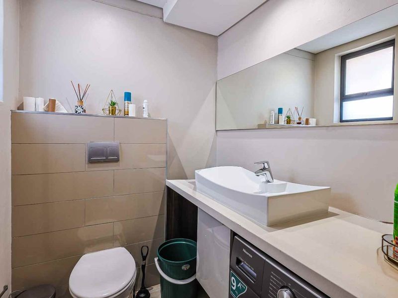 Modern 2-Bedroom Apartment with Rooftop Braai Area - Photo 5