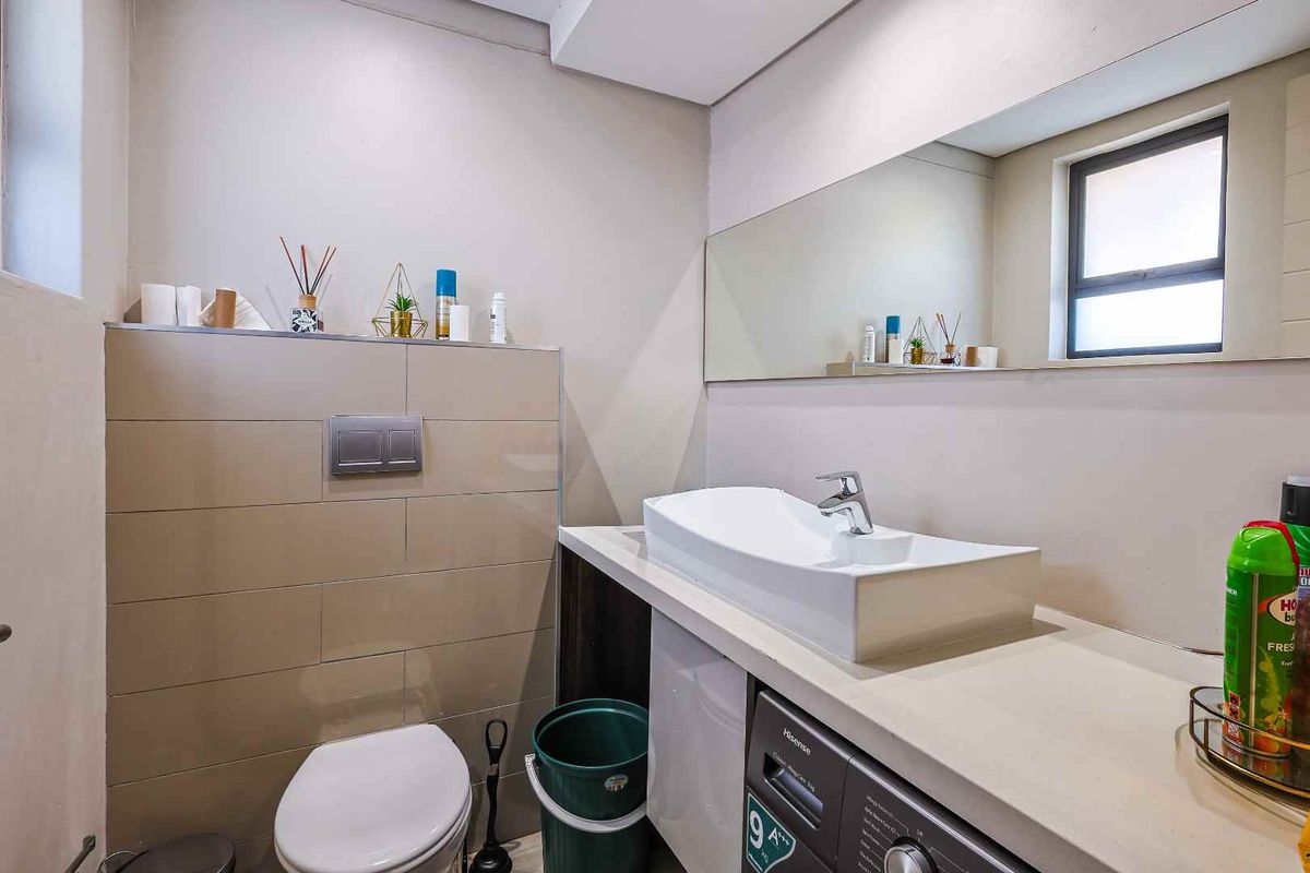 Modern 2-Bedroom Apartment with Rooftop Braai Area - Photo 5