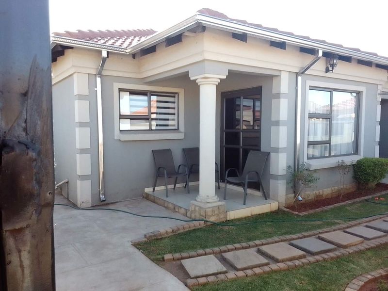 Modern 3 Bedroom Family Home in a Secure Enclosed Area - Photo 3