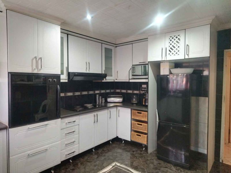 3 bedrooms house for sale in Soshanguve BB - Photo 6