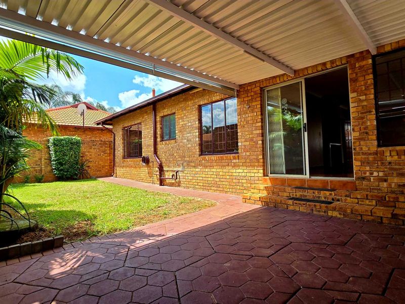 Immaculate 3 Bedroom Full Title house in popular complex in Magalieskruin - Photo 3