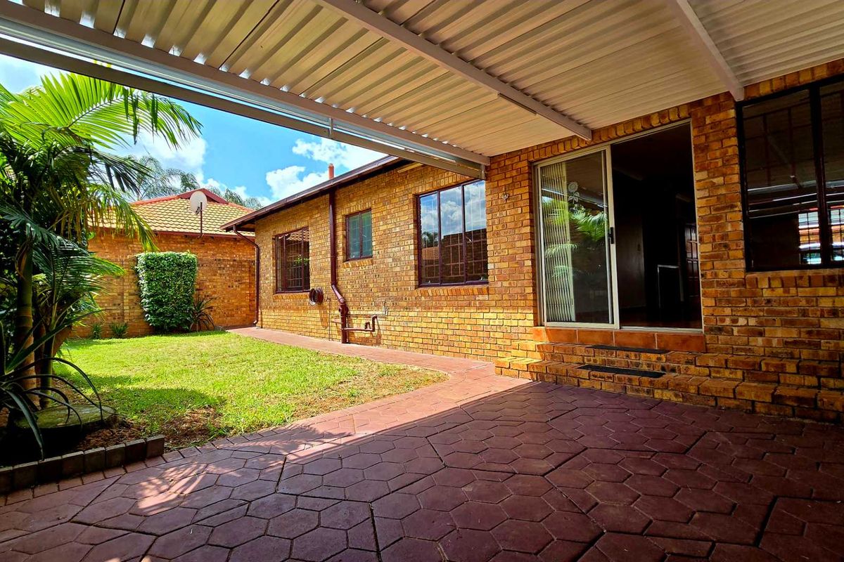 Immaculate 3 Bedroom Full Title house in popular complex in Magalieskruin - Photo 3