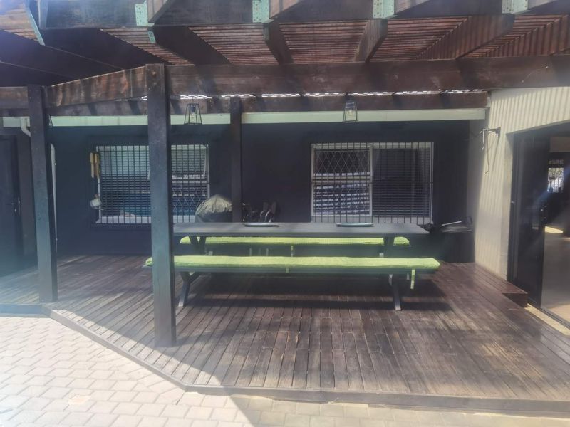 Elegance in an enclosed are in van Riebeeck park - Photo 5