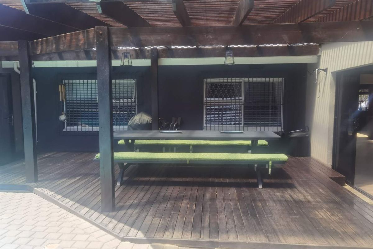 Elegance in an enclosed are in van Riebeeck park - Photo 5