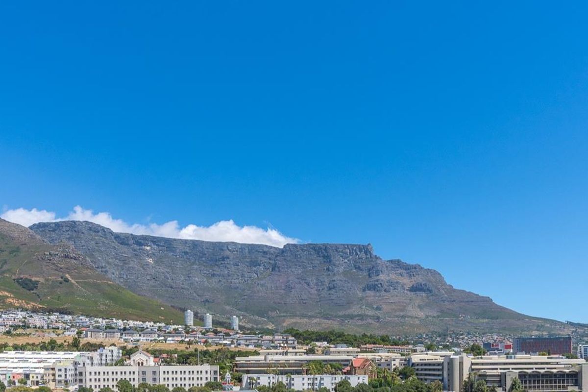 Easy living in the CBD, ideal for a young professional couple or 2 varsity students. - Photo 3