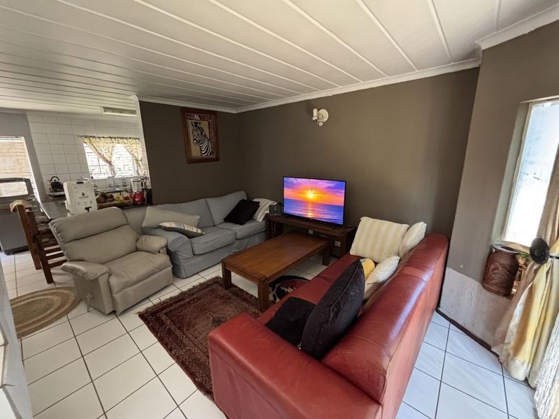 Three bedroom duplex in popular complex - Photo 7