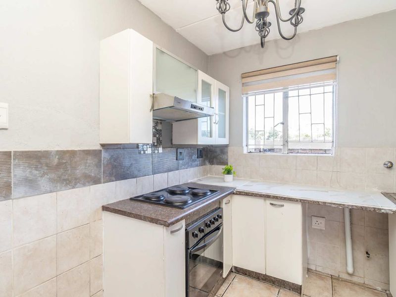 Secure, stylish Duplex Townhouse. - Photo 7