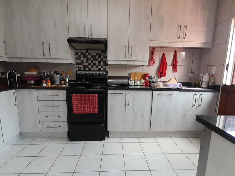 Lovely Double Story Townhouse - Photo 4