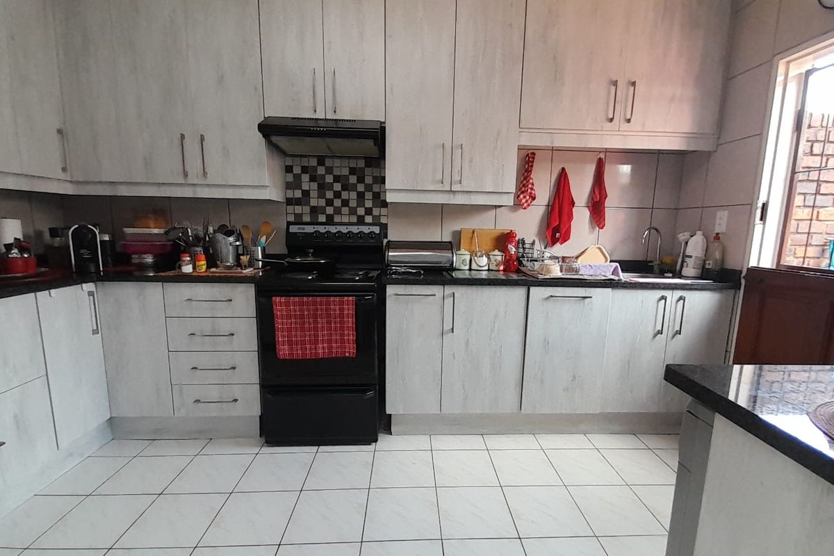 Lovely Double Story Townhouse - Photo 4