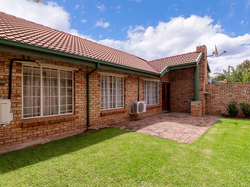 Spacious 3-Bedroom Facebrick Townhouse – Modern Living with Private Garden - Photo 2