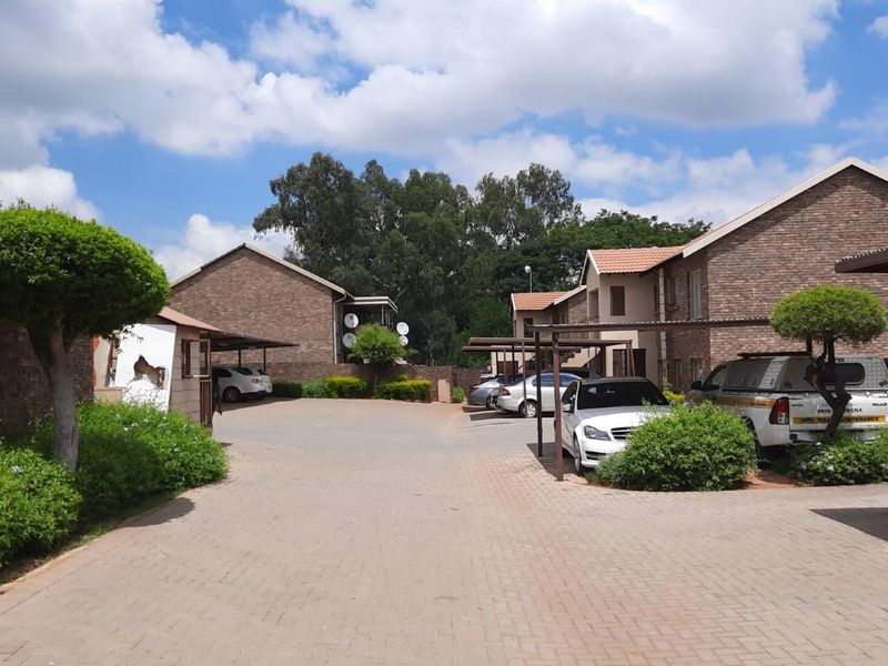 **Charming 2-Bedroom Apartment with Modern Amenities** - Photo 2