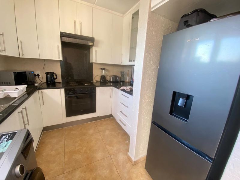 Neat 2-Bedroom Townhouse with Enclosed Balcony in Secure Complex - Photo 3