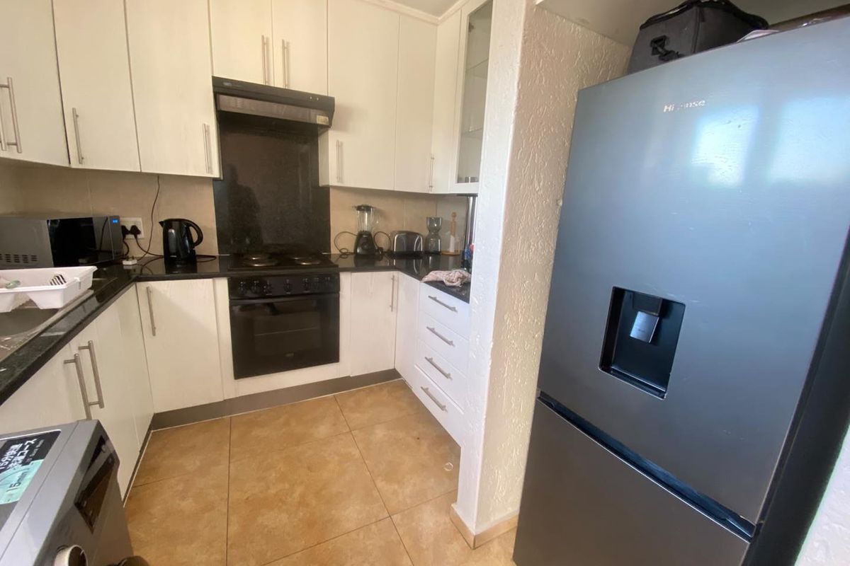 Neat 2-Bedroom Townhouse with Enclosed Balcony in Secure Complex - Photo 3