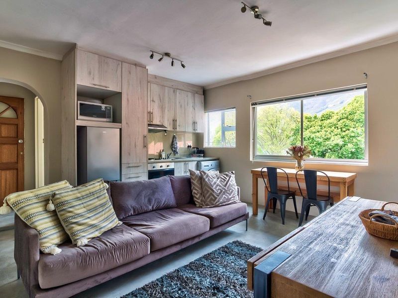 Renovated top floor apartment with stunning Table Mountain views - Airbnb Friendly! - Photo 4