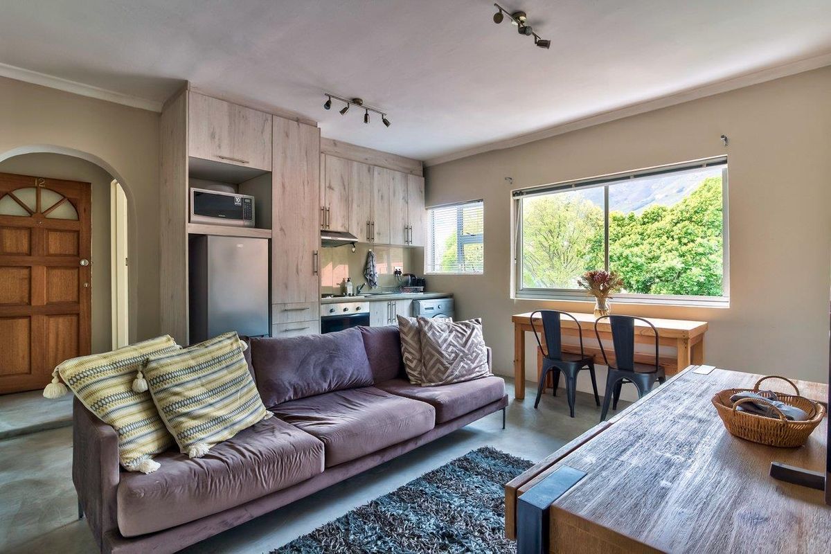 Renovated top floor apartment with stunning Table Mountain views - Airbnb Friendly! - Photo 4