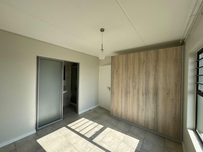 Modern Ground Floor Apartment with Private Garden - Photo 4