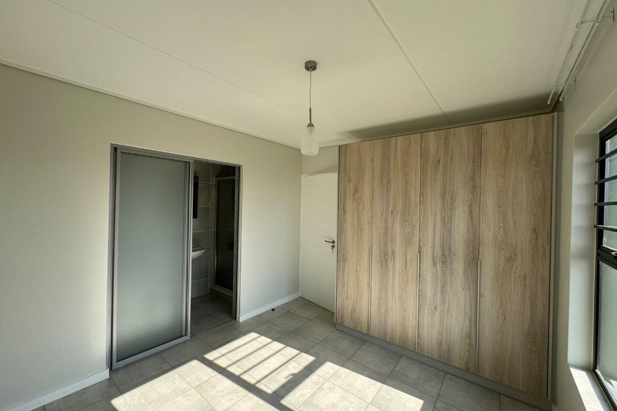Modern Ground Floor Apartment with Private Garden - Photo 4