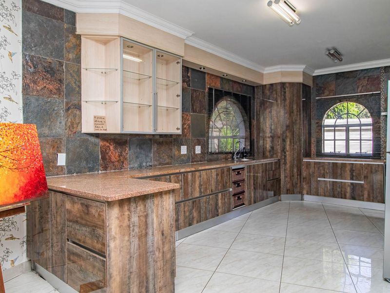 Your Dream Home Awaits in Sought-After La Como Lifestyle Estate! - Photo 10