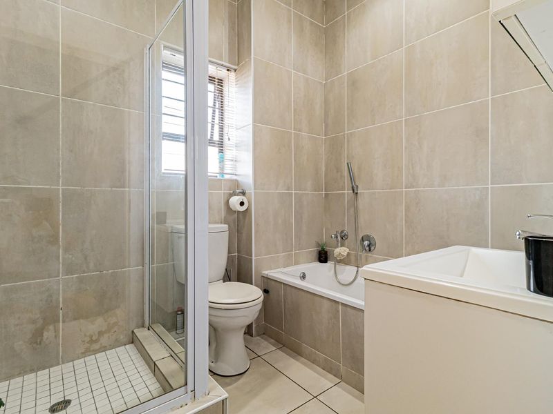 Stylish Corner Loft Apartment in a Sought After Estate - Photo 10
