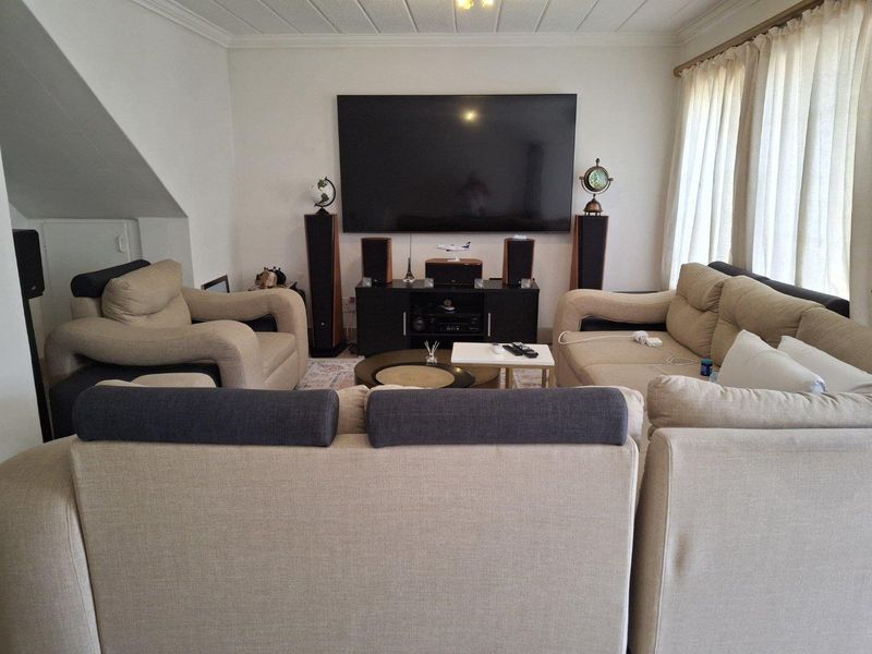A BEAUTIFUL THREE BEDROOM TOWNHOUSE - Photo 5