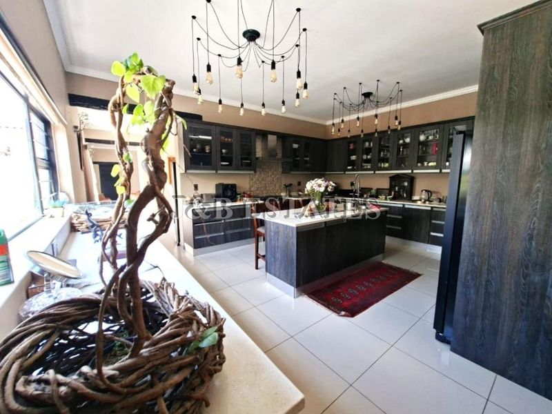 "Elegant Living: Where Comfort Meets Style!" - Photo 2