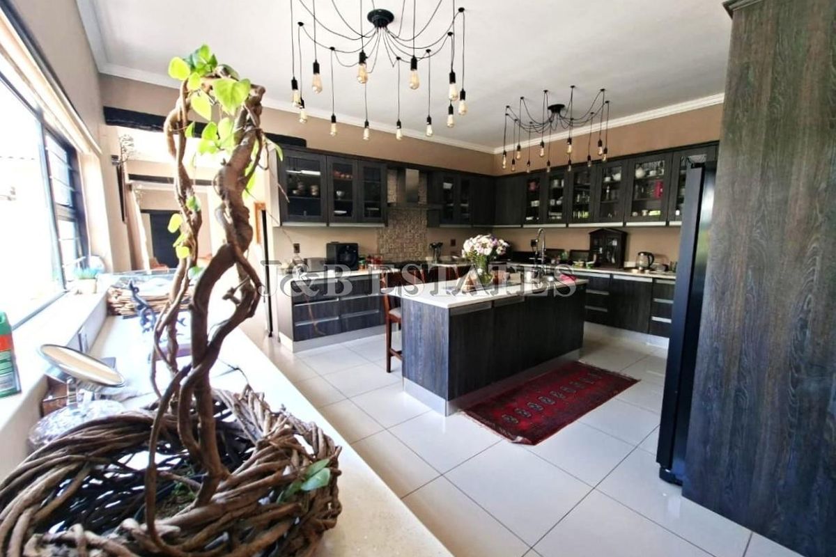 "Elegant Living: Where Comfort Meets Style!" - Photo 2