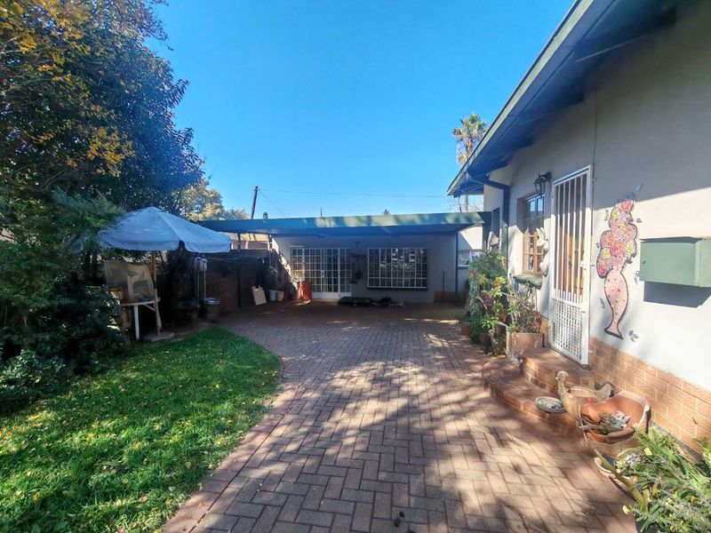 GOLDEN OLDIE - SPACIOUS WITH GRANNY FLAT ON BIG STAND - Photo 2
