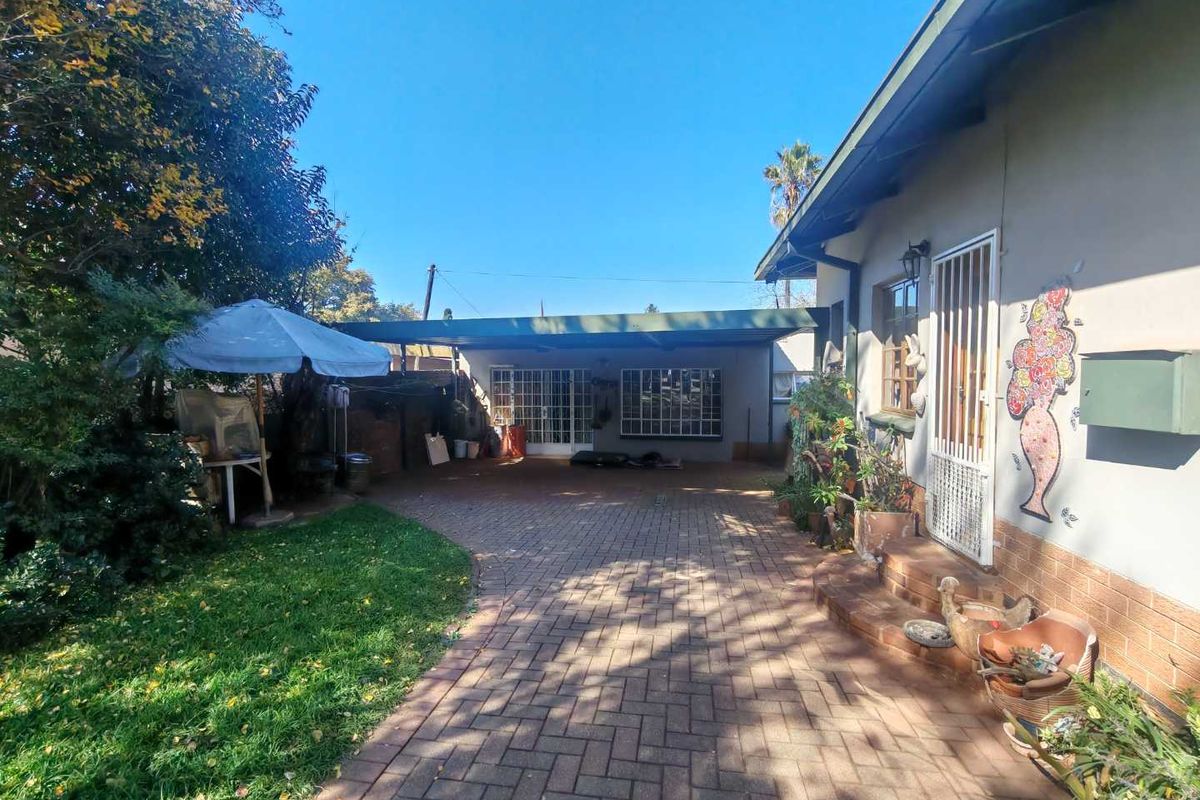 GOLDEN OLDIE - SPACIOUS WITH GRANNY FLAT ON BIG STAND - Photo 2