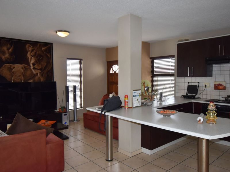 Townhouse in Lagoon - Photo 2