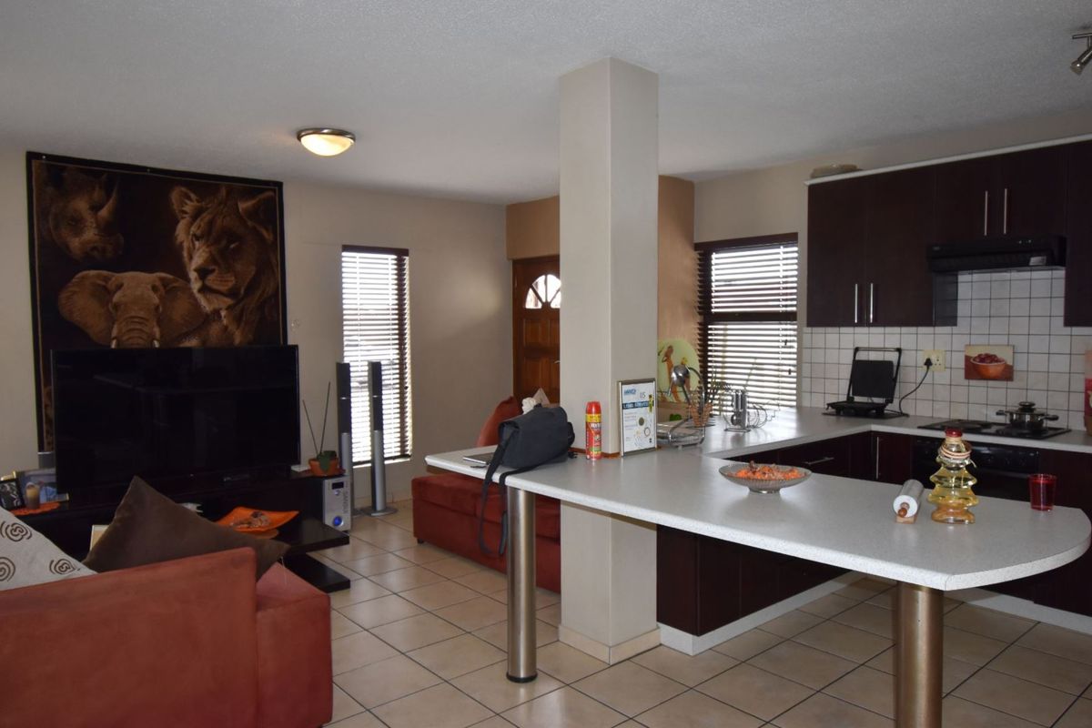 Townhouse in Lagoon - Photo 2