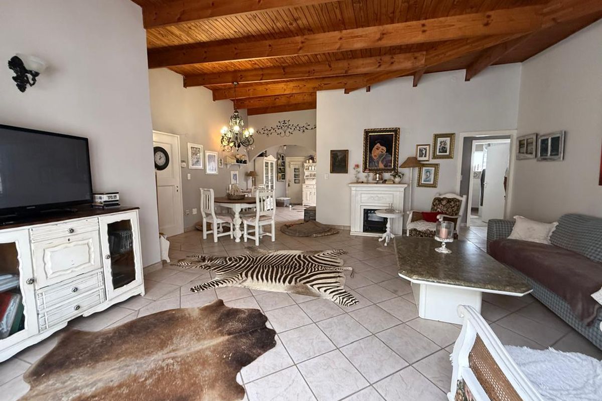 FOR SALE : EXCEPTIONAL 4 BEDROOM HOME WITH INCOME POTENTIAL- VINETA, SWAKOPMUND - Photo 4