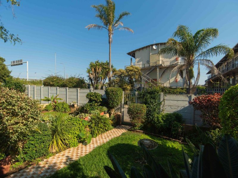 Spacious 3 Bedroom Duplex with Private Garden & Pet-Friendly Living - Photo 2