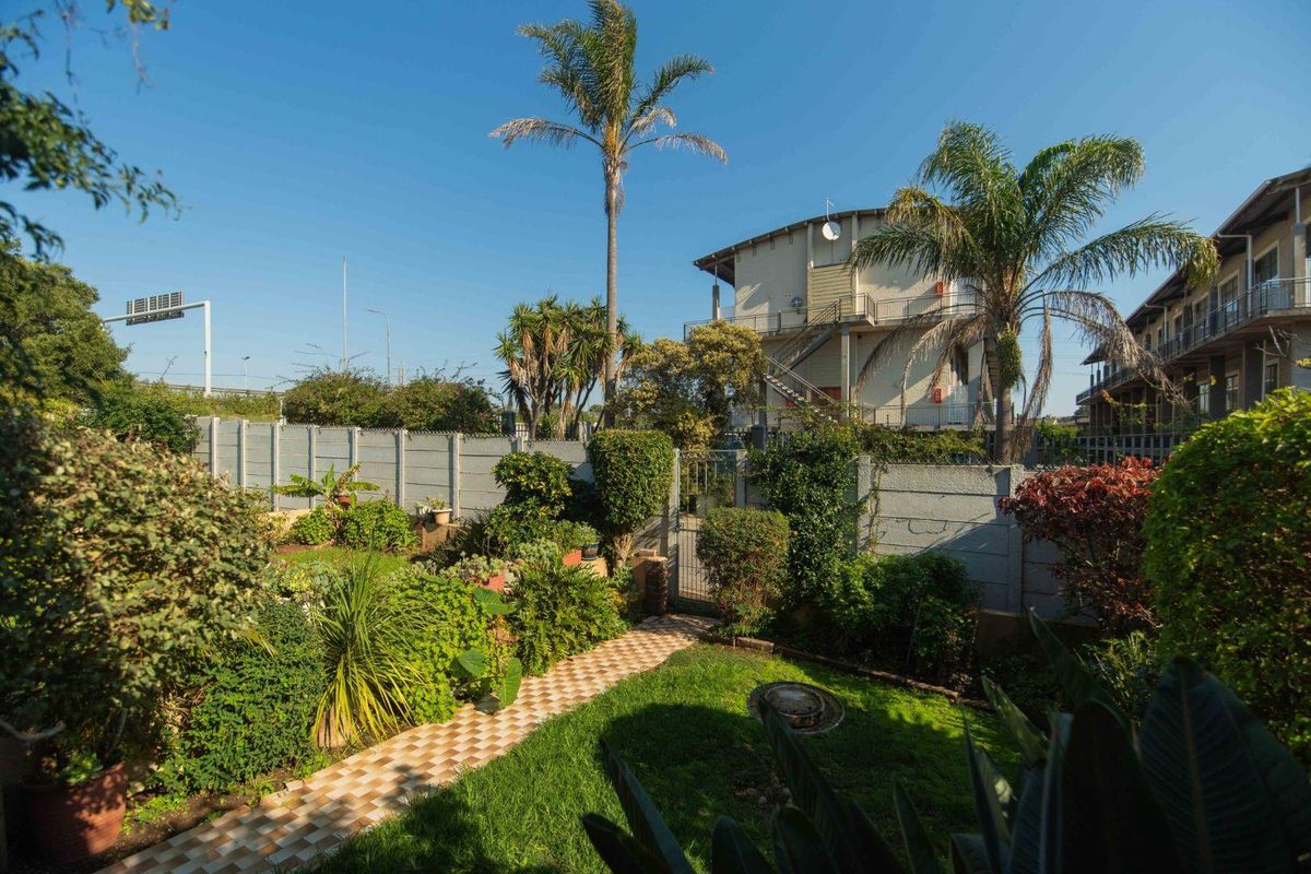 Spacious 3 Bedroom Duplex with Private Garden & Pet-Friendly Living - Photo 2