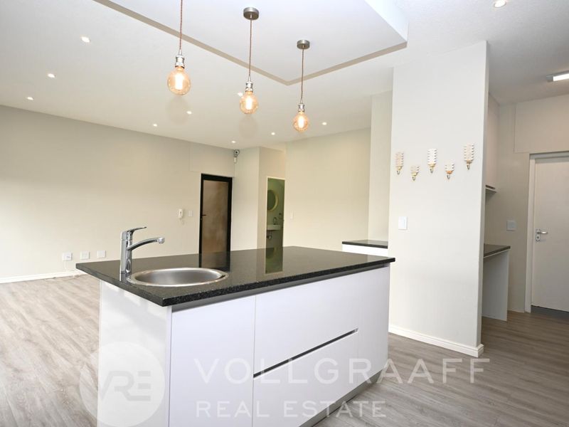 Modern Upmarket Townhouse to Rent - 1 August 2026 - Photo 5