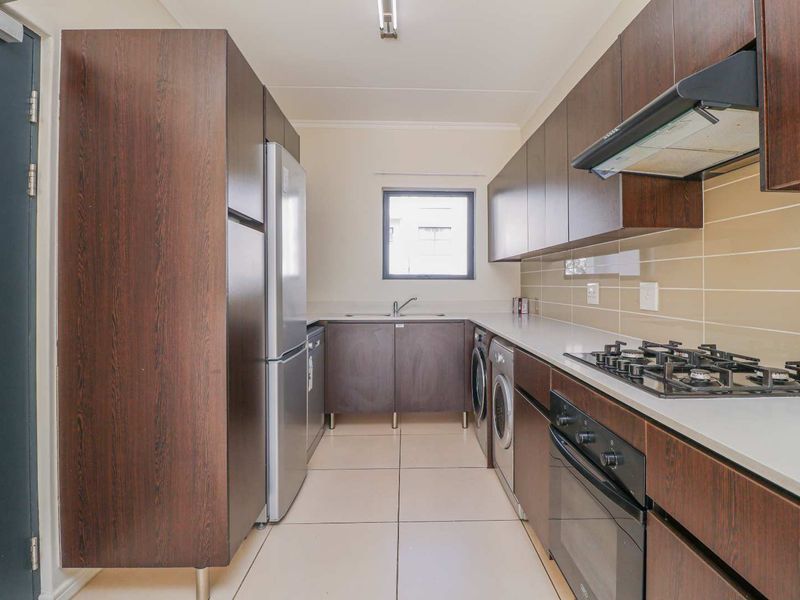 3 Bedroom, 2 bathroom unit in popular De Velde - pet friendly - Photo 2