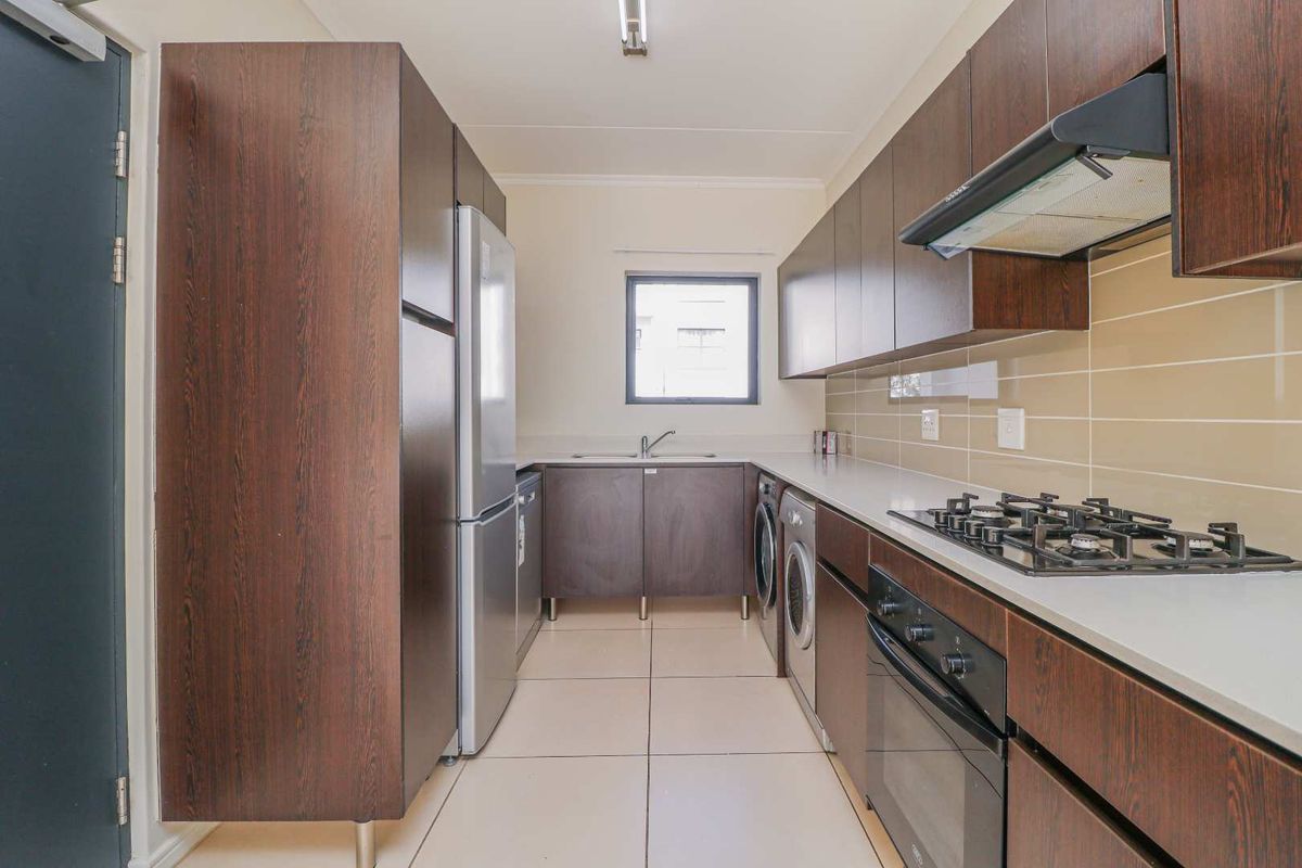 3 Bedroom, 2 bathroom unit in popular De Velde - pet friendly - Photo 2