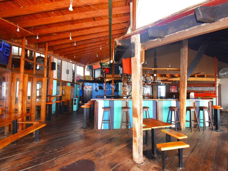 Charming Lagoon-Front Restaurant - Photo 6