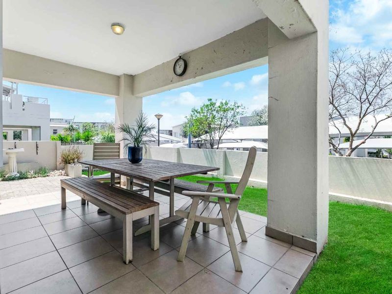 ELEGANTLY DESIGNED UNIT IN A PRIME LOCATION WITH TGE ADDED BENEFIT OF A DOUBLE GARAGE ! - Photo 2