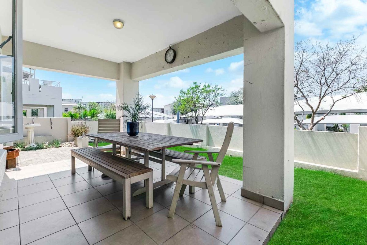 ELEGANTLY DESIGNED UNIT IN A PRIME LOCATION WITH TGE ADDED BENEFIT OF A DOUBLE GARAGE ! - Photo 2