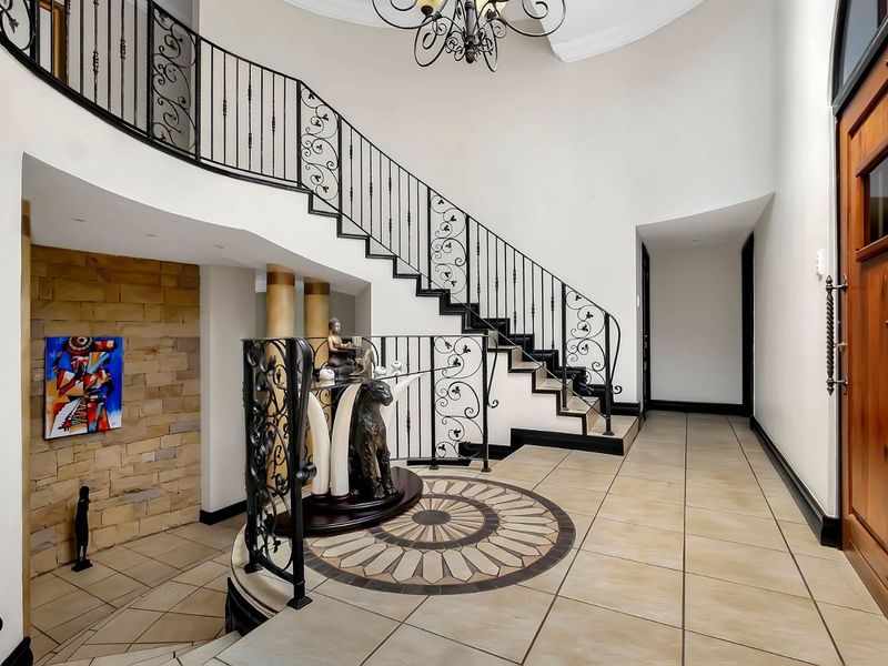 4 BEDROOM FAMILY HOME - Photo 4