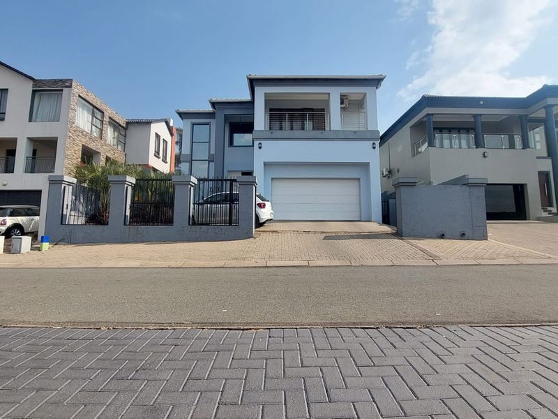 Perfect Family Home: Spacious, Secure, and Close to Amenities - Photo 1