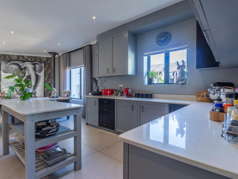Beautifully Appointed Single-Level Home - Photo 7
