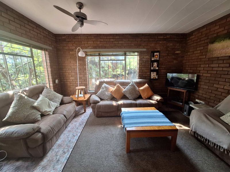 Spacious 4-bed Oasis with Stunning Mountain Views - Photo 7