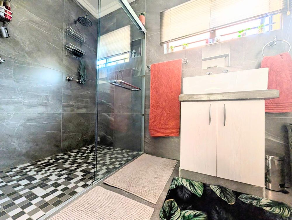 En-suite for the main bedroom