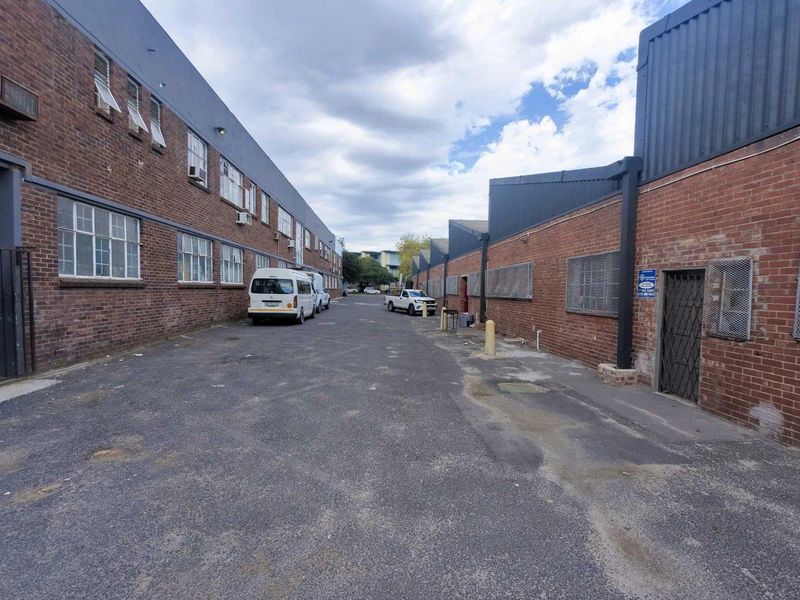 Prime Industrial Space in Parow Industria – 2,785sqm Warehouse & Offices - Photo 8